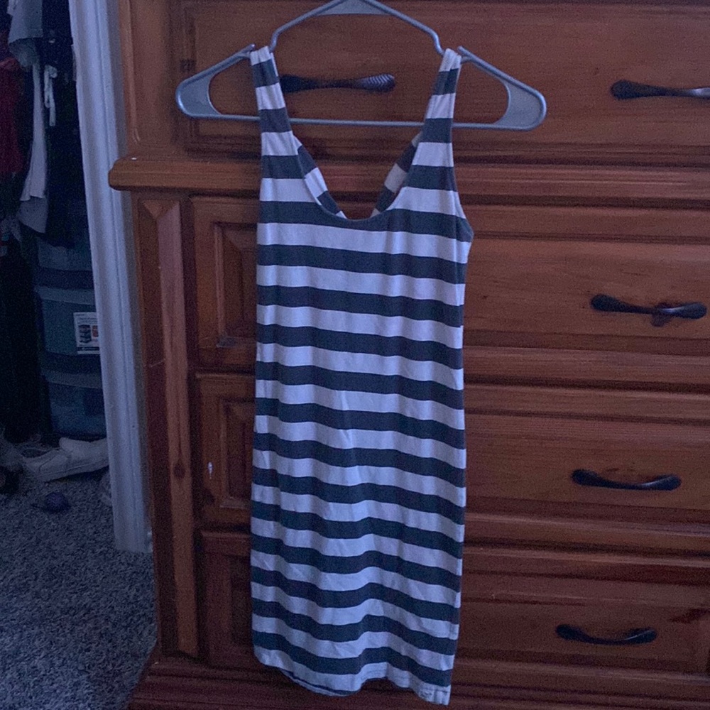 It’s a cute dress. It’s a small. It’s from Bella bong